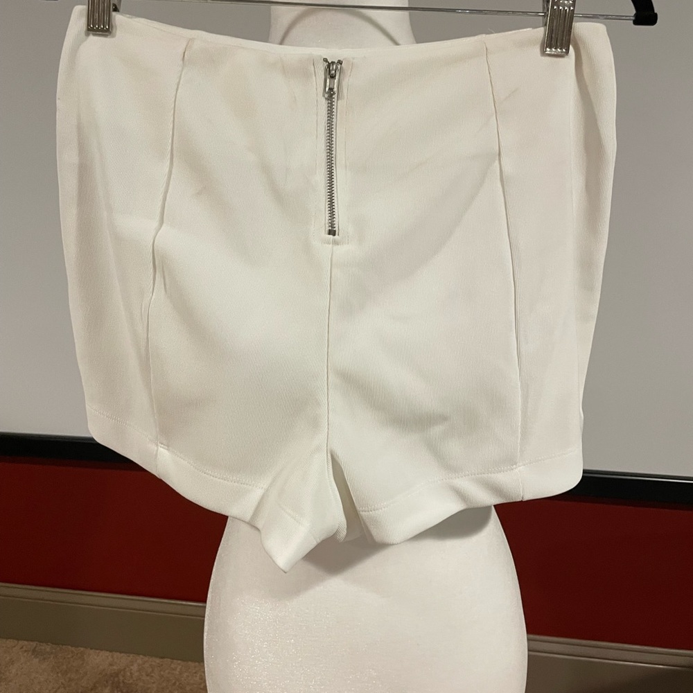 Forever 21 white stretch shorts large.